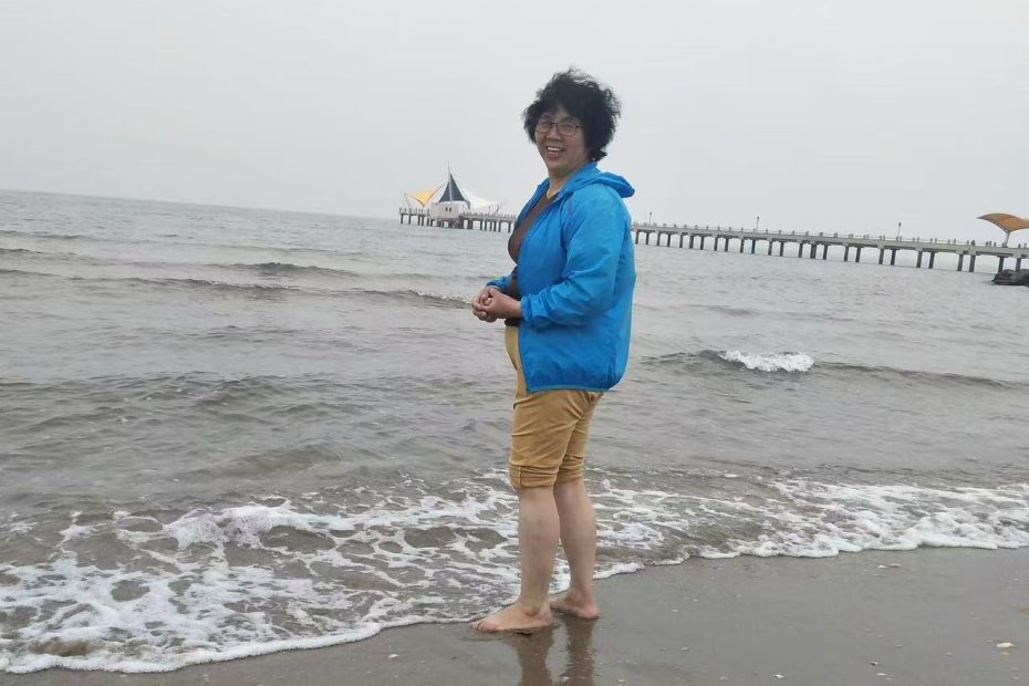 祁淑英海边游玩还有贝壳