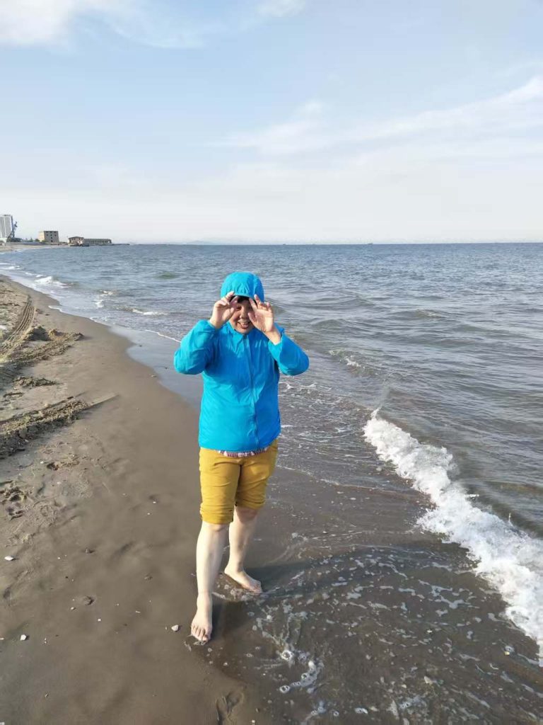 祁淑英海边游玩