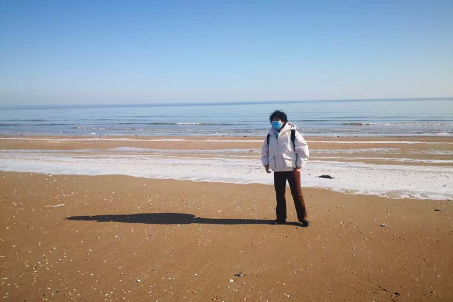 祁淑英冬天看海在北戴河海边吹海风
