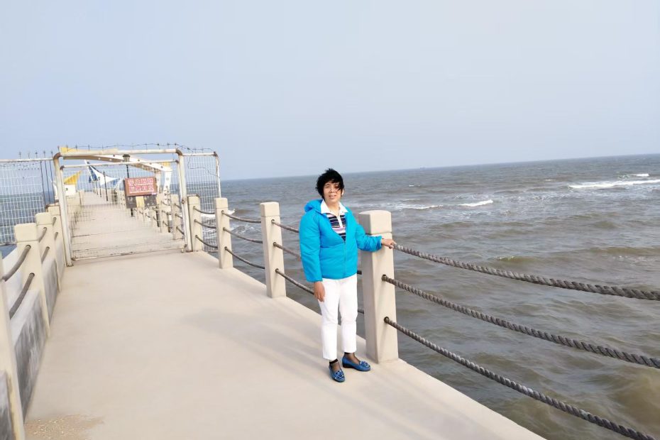 祁淑英海边游玩美不胜收