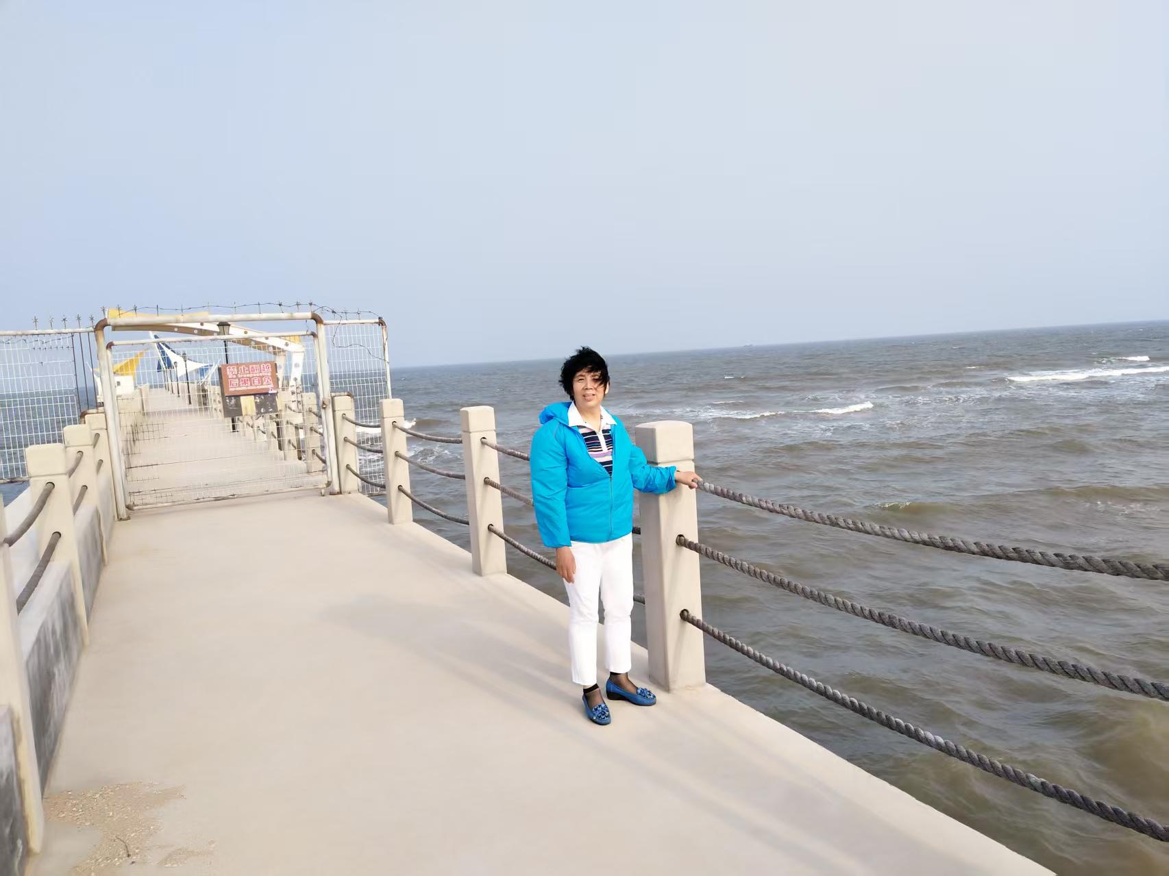 祁淑英海边游玩美不胜收