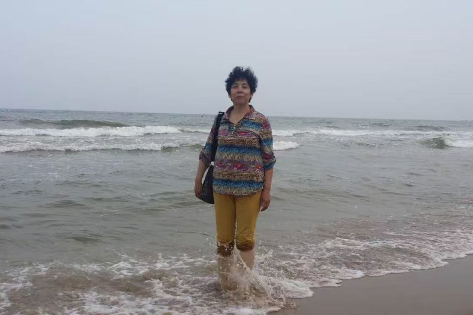 祁淑英海边游玩