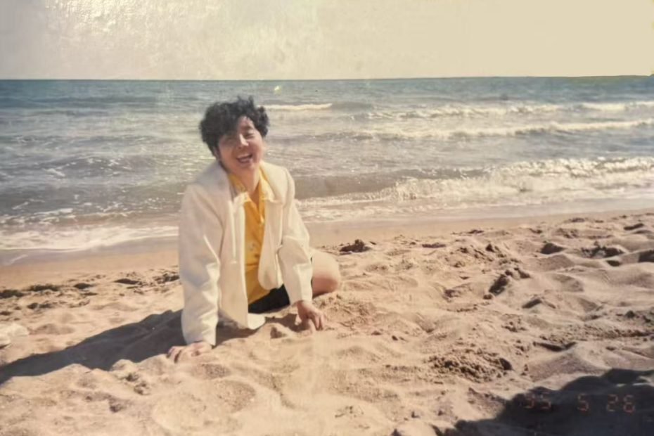 祁淑英年轻的时候在海边游玩