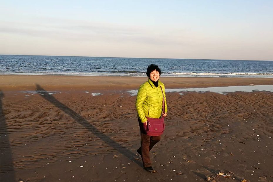 祁淑英爱看冬天的海，喜欢吹海风