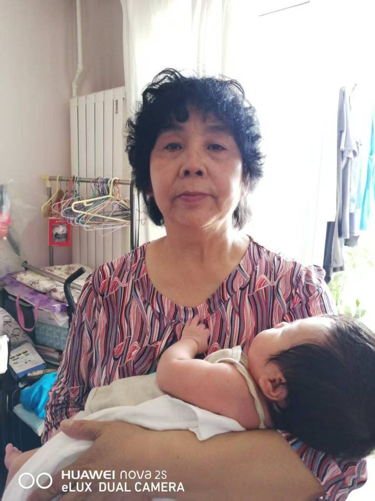 祁淑英照顾刚刚出生的孩子