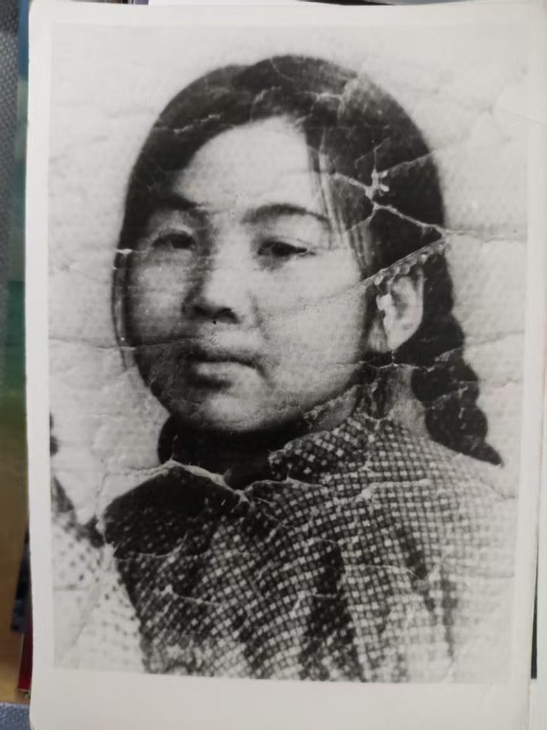 祁淑英年幼时扎着马尾辫的照片