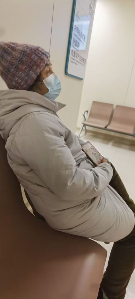 祁淑英在医院外面等待检查结果时的深沉的表情