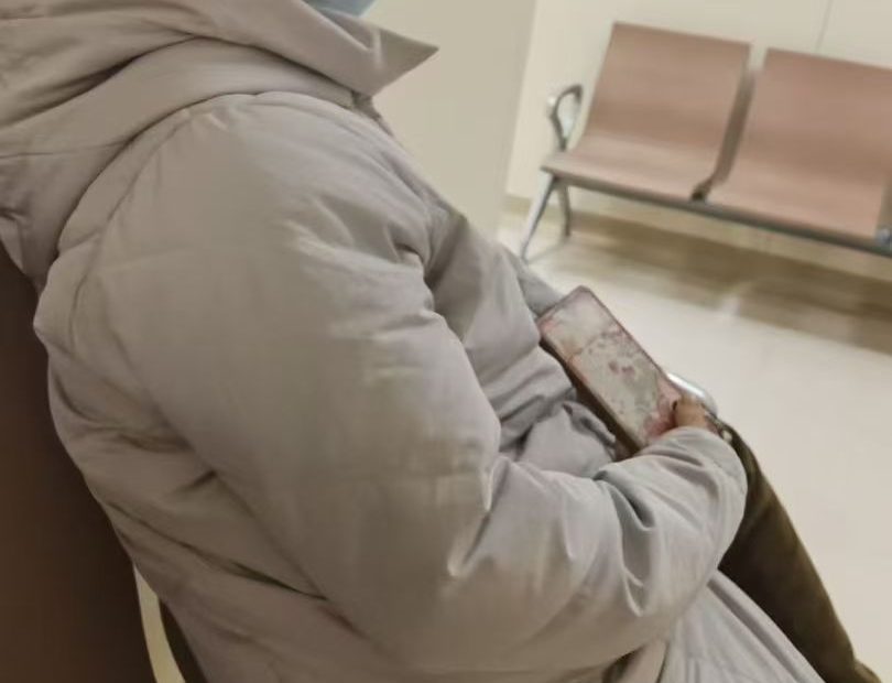 祁淑英在医院外面等待检查结果时的深沉的表情